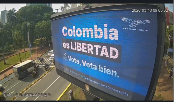 Mensaje de Colombia es Libertad en pantalla de publicidad exterior Publik